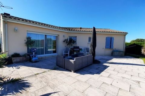 Single storey pavilion from 2010, in a quiet area 10 minutes from Jonzac. Living room of 46m2, 2 bedrooms, an office. Bathroom with shower with talienne. Cellar. Heating: fireplace with insert, air-to-air heat pump (air conditioning) Heated swimming ...