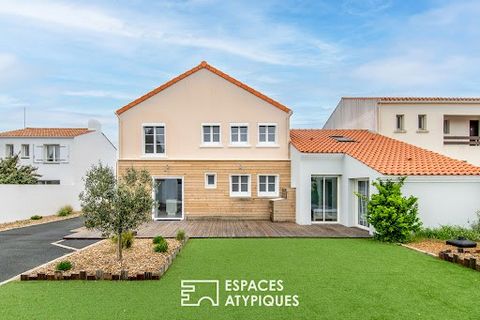 Located 300 meters from the seaside in Saint Jean de Monts, this property offers 187 m² of living space on a plot of 776 m². Built in the 1950s, this house has been completely renovated. Its bright rooms and contemporary decoration make it a warm hom...