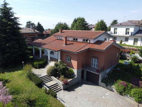 Chieri Roaschia area in a panoramic, sunny and dominant position, we present for sale a completely independent single-family villa free on four sides. Surrounded by a 1,500 m2 planted garden, the villa is spread over three floors above ground. On the...