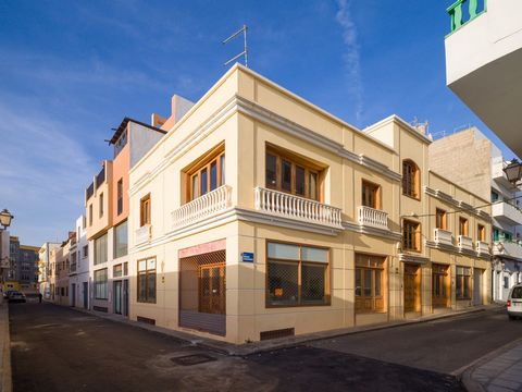 Unique building perfectly preserved and with a magnificent corner location in the center of Arrecife. With three spacious floors accessed through elegant stairs. The ground floor has a basement that can be used as a warehouse and two very spacious co...