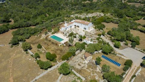 This idyllic property has a beautiful 276 m² main house built on the highest point of the estate, from where you can see the sea in the distance. The house is completely restored with great care and top quality finishes, respecting its original spiri...