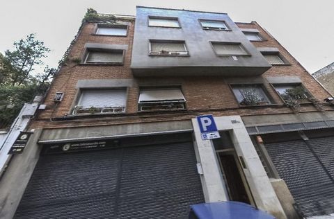 Local commercial à Gràcia de 136 m2 + 15 m2 de patio avec gué, près du métro Vallcarca. Il s’agit d’un local de 136 m2 construits + 15 m2 de patio selon le cadastre, avec des portes doubles, des volets métalliques et des sols en terrazzo. Distribué d...