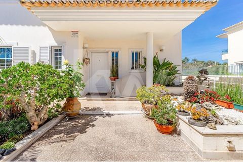 If you are looking for a detached villa in an exclusive location, with lots of privacy and close to the beach, this is the opportunity for you!   Property description: Located in a very recent urbanisation, in one of the best locations in Charneca de...