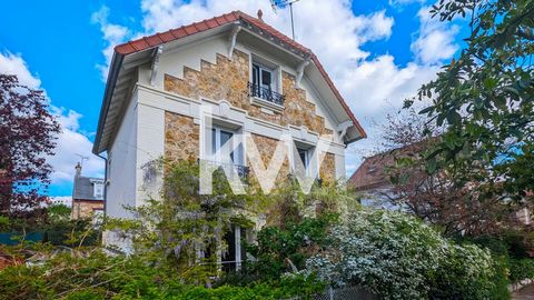 TOWNHOUSE - 3 BEDROOMS - GATED PRIVATE DRIVEWAY KW Partners, François Joly and Sylvie Thierry are pleased to present this townhouse ideally located in a private, secure and quiet driveway. Located less than 7 minutes walk from the Place de Verdun, th...