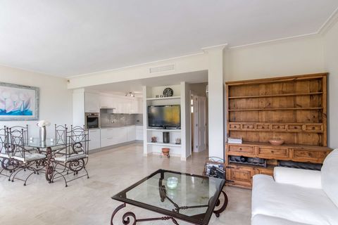 Beautiful large townhouse with roof terrace -and a separate 3 bed rental apartment! Great investment! Welcome to this spacious and bright townhouse in the center of San Pedro. Just a stone's throw away from the church and old town San Pedro. It ...