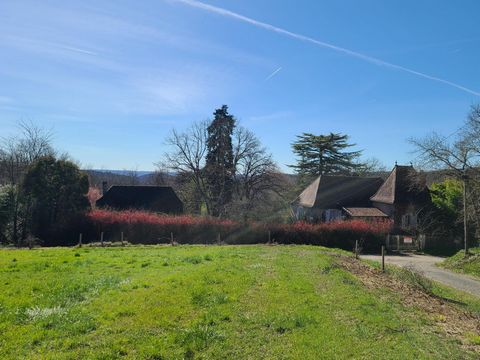 Located 15 km from Cahors, on the heights with an unobstructed view, this charming property complex of yesteryear of two houses of 80 m² and 49 m² is waiting for you to come back to life. On a fenced plot of more than 1.3 hectares, the garden has rem...