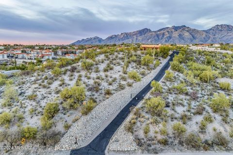 Would you like that feeling of being on top of the world? Then up the long driveway you will find the best views in the neighborhood; private and secluded. Located in the heart of the Catalina Foothills, this ridgetop home offers amazing 360-degree v...
