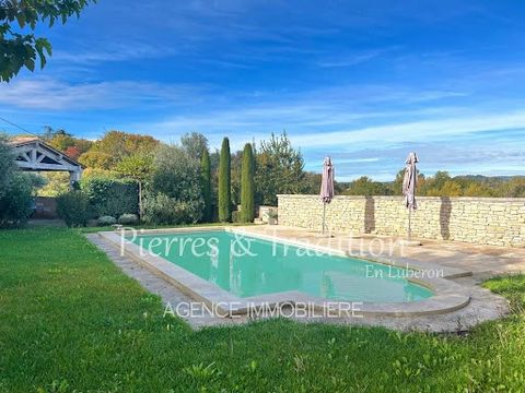 On the outskirts of Apt, in the heart of the Luberon, beautiful 18th century property of 300m2 with garden and swimming pool. Beautiful renovation for this comfortable property with generous volumes: 50 m2 living room with stone fireplace, 70 m2 rece...