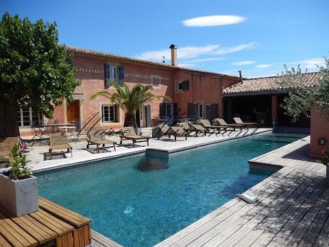The agency Marie MIRAMANT, specialized in character and luxury real estate offers between Avignon and Nîmes, in a quiet environment and without neighborhood, a beautiful property consisting of two restored farmhouses, a sheepfold and three independen...