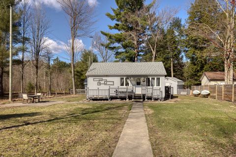SHORT-TERM RENTALS ALLOWED. Property with a lot of character on the banks of the L'Assomption River! Ideal for a first-time buyer, as a second home to get away from the noise of the city or as an investment for short-term rentals! Only 10 minutes fro...