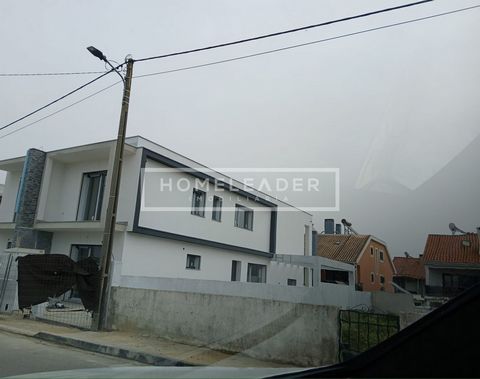 4 bedroom semi-detached house consisting of two floors, ready in April 2024.No ground floor comprises:- Living room with fireplace and fireplace heat 30 m2;- Full Social WC;- Semi equipped kitchen with 15 m2;- Bedroom of 12 with wardrobe- Despensa.No...