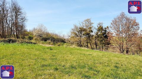 TERRAIN A BÂTIR Dans un village calme proche de Saverdun, terrain viabilisé dans un petit lotissement de 4 lots (eau et éléctricité) de 780 m² environ dans un environnement calme et préservé avec une vue sur les hauteurs et dégagée. Un assainissement...