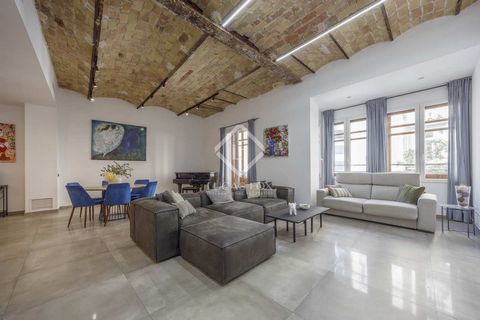 This property is located on the second floor of a period building, from the 1920s, perfectly preserved and with very well maintained common elements. In the heart of the San Francesc neighbourhood, it is located in a quiet location, with hardly any r...