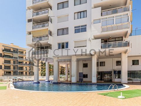 2+1 bedroom flat, located on the ground floor close to all services and amenities. The flat is part of a gated community with a swimming pool. Composed by: - Entrance hall - Two suites with built-in wardrobes and air conditioning, giving access to a ...