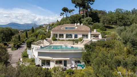 Impressive 8 bedroom property on a dominant position and in a quiet area, boasting a stunning panoramic sea view and a view of the old village and the castle of Les Hauts de Cagnes. Accommodation well presented offers 435 m2, with luminous reception ...