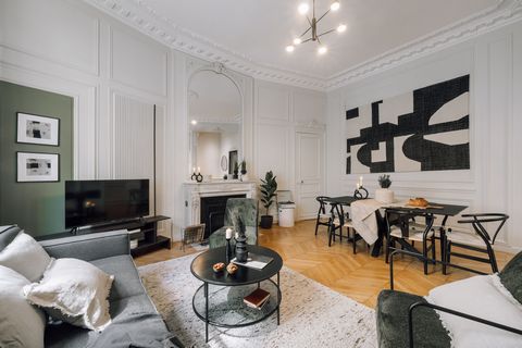 Splendid renovated and furnished flat located in Rue de Lota, in the Victor Hugo district, 16th arrondissement. It is located on the first floor, close to the Rue de la Pompe, Avenue Foch and Victor Hugo stations. Nearby attractions include the Place...