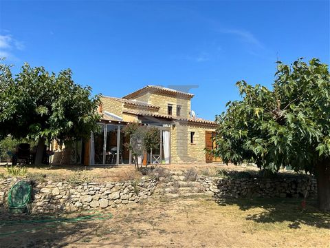 Sole Agency. Discover this stone-lined house with 100 m² of living space for sale near Vaison la Romaine, in a very good condition on 1200 m² of land with swimming pool. Lovely views and close to a village with shops. Ground floor: Entrance hall 5 m²...