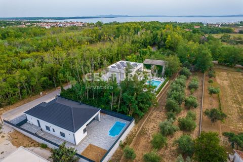 PRIVLAKA, VILLA WITH SWIMMING POOL, GARAGE, 800 M TO THE SEA!   We are mediating the sale of this luxury villa with a swimming pool, garage, closed yard, approx. 800 m from the sea. The villa was built as a one-story house with the possibility of upg...
