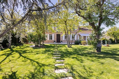 It is less than 5 minutes from the picturesque village of Verdun sur Garonne, and about 35 minutes from Toulouse/Blagnac airport that this elegant Toulouse is located. Built in 1888, this authentic mansion offers 246m2 of living space on a bucolic pl...