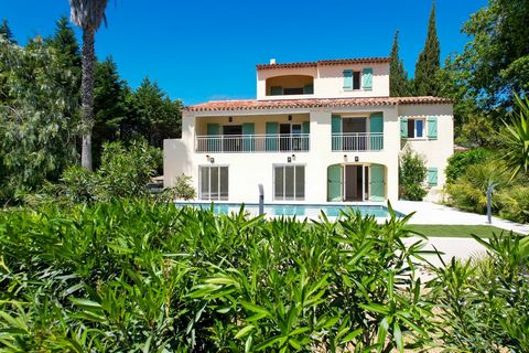 Renovated Provence-style villa of around 180m2 and 5 bedrooms, nestled away on a private enclosed plot of more than 1560 m2 decorated with a superb pool area and with parking and secure garage. The property was renovated in 2023 and offers bright, pl...