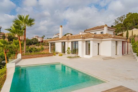 Luxurious renovated villa with spectacular sea and golf views in Elviria. Nestled in the highly sought-after Elviria area, this private retreat boasts a spacious plot of 1208m2 and a built size of 341m2, providing ample space and serenity for an unpa...