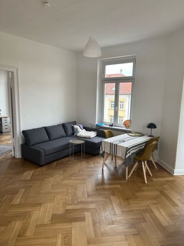 This apartment is in a grand period house in the heart of Magdeburg. the Tram just stops in fron of the house and you find supermarkets, restaurants and parks just round the corner. The apartment has been completely renovated and newly furnished. Thi...