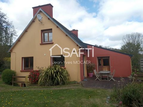 I am pleased to offer you, located in Châteauneuf-du-Faou, this property benefiting from a privileged location in a dynamic town in Finistère offering a pleasant and peaceful living environment. Close to shops, schools, colleges, and services, this h...