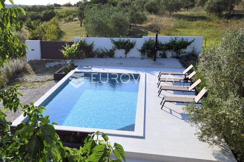 This modern furnished villa of 190m2, with a 2000m2 plot of land, is located in Crni, near Zadar. With a beautiful fenced garden dominated by trees, namely olive, cherry, fig, grapevine, and a huge walnut tree, which, in addition to beautifully adorn...