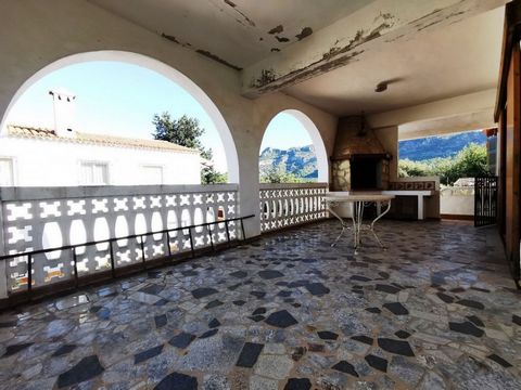 GOEDE KANS!..Villa in Palma de Gandia van 204 m2, gebouwd op een perceel van 1199 m2..Dit huis bestaat uit 2 verdiepingen, de begane grond heeft een slaapkamer, een badkamer, een open Amerikaanse keuken naar een woon-eetkamer met directe toegang tot ...