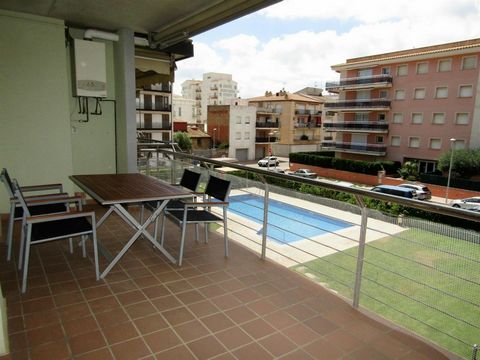 Don't miss the opportunity to live just 150 meters from the beach! This spacious apartment of 118 m2 built and 90 m2 useful has 3 double bedrooms with built-in wardrobes and 2 full bathrooms. In addition, it has a large living-dining room and a separ...