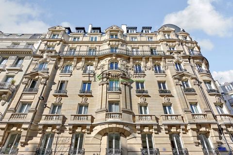 - Favorite of the agency - on the border of the 12th and 4th arrondissements - In a beautiful Art-Deco building very well kept in cut stone, with elevator and caretaker, the H&B Real Estate Group presents this magnificent 4-room apartment - 2 bedroom...