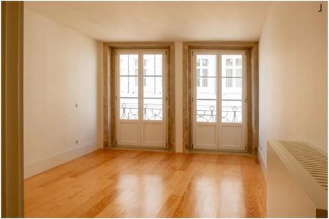 Marketed by: Paulo Sérgio Properties Lda AMI License: 824 Luxury 1 bedroom apartment in the best tourist area of downtown Porto. Excellent investment, located in Mouzinho da Siveira and Rua das Flores Streets. Building with concrete structure, high l...