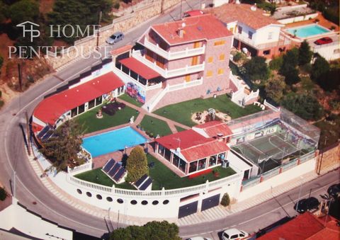 Home Penthouse te presenta esta impresionante casa ubicada en la prestigiosa Urbanización Les Sureres de Mataró, ofreciendo una vida de lujo y comodidad en un entorno natural espectacular. Construida sobre una generosa parcela de 1.485 metros cuadrad...