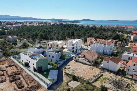 In Brodarica, in a quiet location, a modern semi-detached house with a swimming pool and a roof terrace is for sale. Located less than 10 minutes' walk from the beach and all essential facilities, this property is an excellent choice if you are looki...