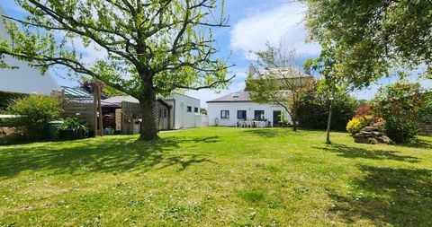 Auf halbem Weg zwischen dem Dorf und den Stränden von POULDU, auf einem Grundstück von 770 m2, befindet sich ein charaktervolles Steinhaus, das Helligkeit und schöne Volumen bietet. Es besteht aus: Eingang mit Abstellraum, Wohnzimmer mit Kamin/Einsat...