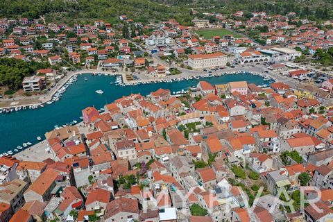 Immersa discretamente nel cuore di Stari Grad, sull'isola di Hvar, questa casa ampia ma appartata attende di essere scoperta. Con una superficie totale di 208,53 m², offre ampio spazio per ristrutturazioni innovative pur conservando il fascino dei su...