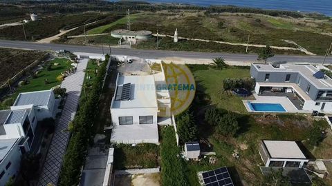 Located in Caldas da Rainha. Located in a privileged area, close to the famous beaches of Foz do Arelho and São Martinho do Porto, framed in nature, with green and fantastic views over fields and the terrace with panoramic views of the sea. Fabulous ...