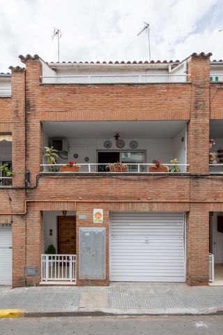 Welcome to the home of your dreams in the heart of Parets del Vallès! This charming 4-bedroom, 2-bathroom townhouse offers the perfect balance between comfort and modern lifestyle. With two sunny terraces and a cosy patio with barbecue, you can enjoy...