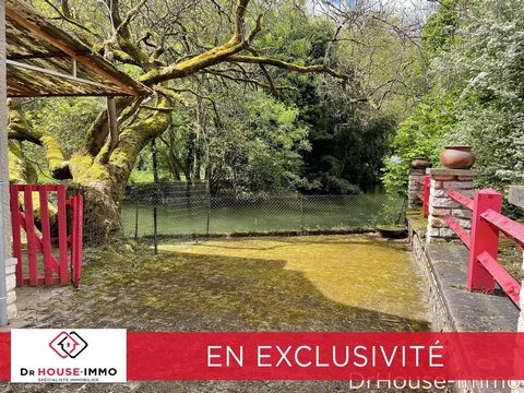 House from the 50s removed from the road and nestled in the middle of nature, at the water's edge, a stone's throw from the city center of Bourges. To refresh, very good potential. The house includes an entrance, a kitchen with direct access to the g...
