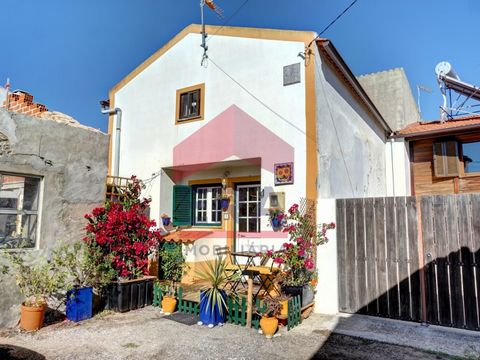2 bedroom villa located in Vau, Óbidos. With 2 floors, the ground floor consisting of an open space living room and kitchen, and a complete bathroom, and the first floor with two bedrooms, both with with fitted wardrobes. Located in the center of Vau...