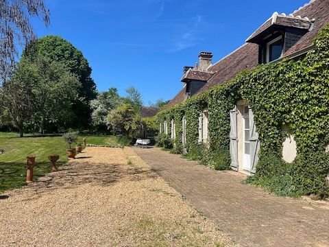 Superb restaurerad fastighet på 11 hektar Perche Gouet - 1t30 från Paris I slutet av en stig, i absolut lugn och erbjuder otroliga panoramavyer över vackra kullar, exceptionell restaurerad egendom, öppen för utsikten och atypisk. Den erbjuder boendek...