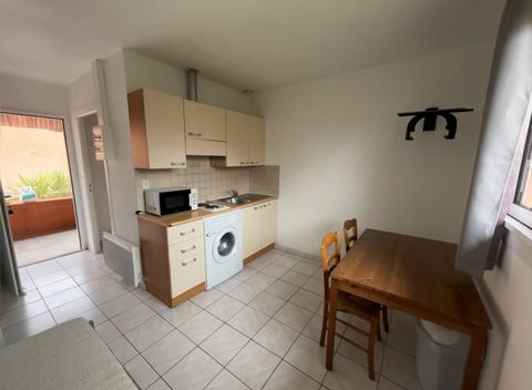 Opportunité d'investissement à Hostens. Ce studio de 17 m2 à Hostens, déjà occupé par un locataire pour une durée d'un an, est l'occasion parfaite pour les investisseurs avertis. Situé à proximité du pittoresque lac d'Hostens, ce logement offre un ca...