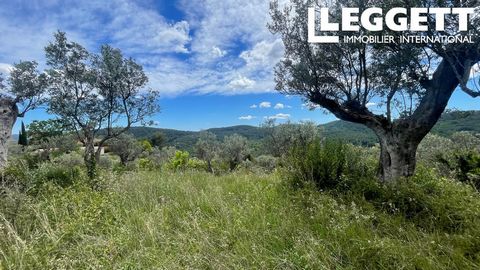 A29590JTO83 - Un charmant terrain de 1010m2 situé dans une position élevée avec des vues sur la vallée et vers le village de Claviers. Situé en zone Uaa, il y a un CU pour construire un bâtiment avec 4 logements. Il y a de l'électricité et de l'eau à...