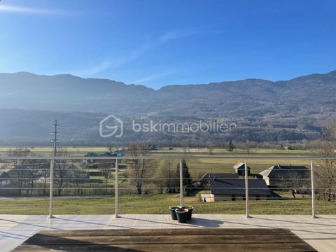 Contemporary house of 200 m2 located in the heart of Savoie close to the main roads, at a crossroads of the Tarentaise and the Maurienne. You will enjoy a breathtaking view of the mountains, calm and peace with its spacious spaces. Its land is 1051m2...