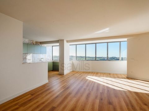 Excellent T4 with stunning views of the sea, river and city. Completely renovated with luxury finishes: marble and travertine bathrooms, lacquered kitchen with Siemens appliances and electric shutters. Pre installation of air conditioning. Sun exposu...