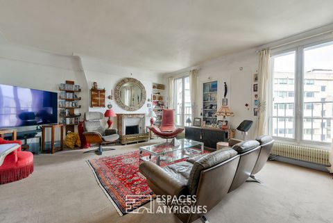 In a building built in 1820, on the 6th and last floor with elevator hides this apartment of 94.78 (60.59m2 carrez), with attic spaces arranged like cabins under the Parisian roofs. The ownership of the attic having been acquired, the daring will be ...
