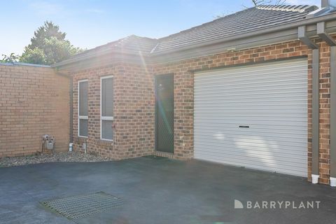 In a blissfully quiet and convenient cul-de-sac, just footsteps from Hallam Reserve and playground, this single-level villa tucked at the rear of a modern complex offers contemporary style with quality inclusions, the perfect choice for starters, dow...