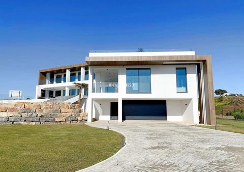 Five bedroom villa for sale in Vila Nova de Cacela, close to the Portuguese/Spanish border. Recently built, this property comprises an open plan living room, dining area and high-spec kitchen. Floor to ceiling windows cover the span of the wall overl...