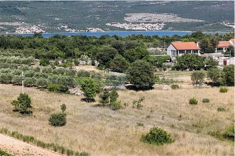 Location: Zadarska županija, Novigrad, Pridraga. Building land for sale in Pridraza, Novigrad municipality. The land is located in the center of the town with exits to two local roads. In the immediate vicinity of the field there is a shop, catering ...