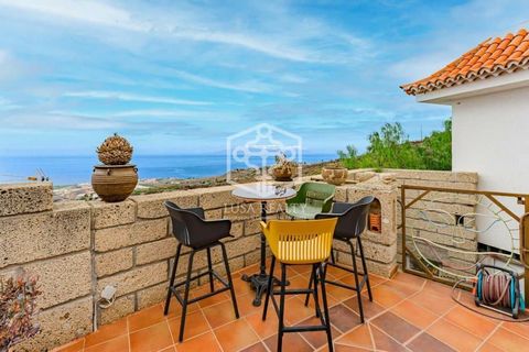 A 3-bedroom chalet is for sale in a quiet area of Los Menores, municipality of Adeje. Built in 1995, this property features a total constructed area of 522 m2, spread over two floors, on a plot of 4.487 m2. The house boasts several terraces and a bal...